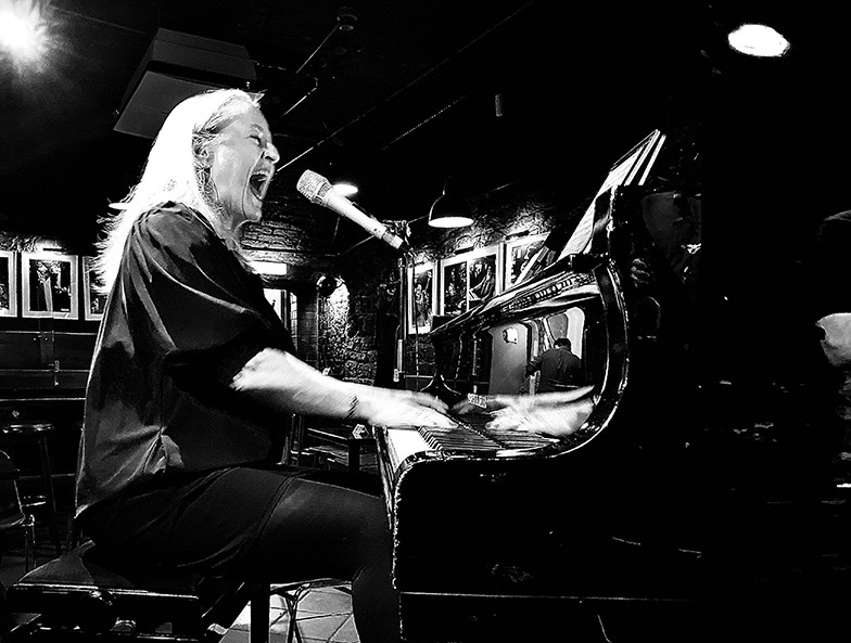 Dieses Bild hat ein leeres Alt-Attribut. Der Dateiname ist stefanie_hoevel_jazz_trio_and_guest-1-1.jpg